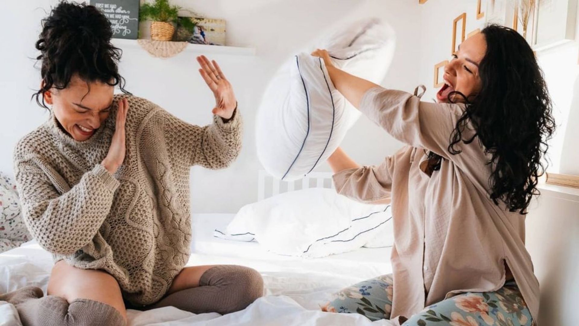 accessories_hero_picture women_pillow_fight