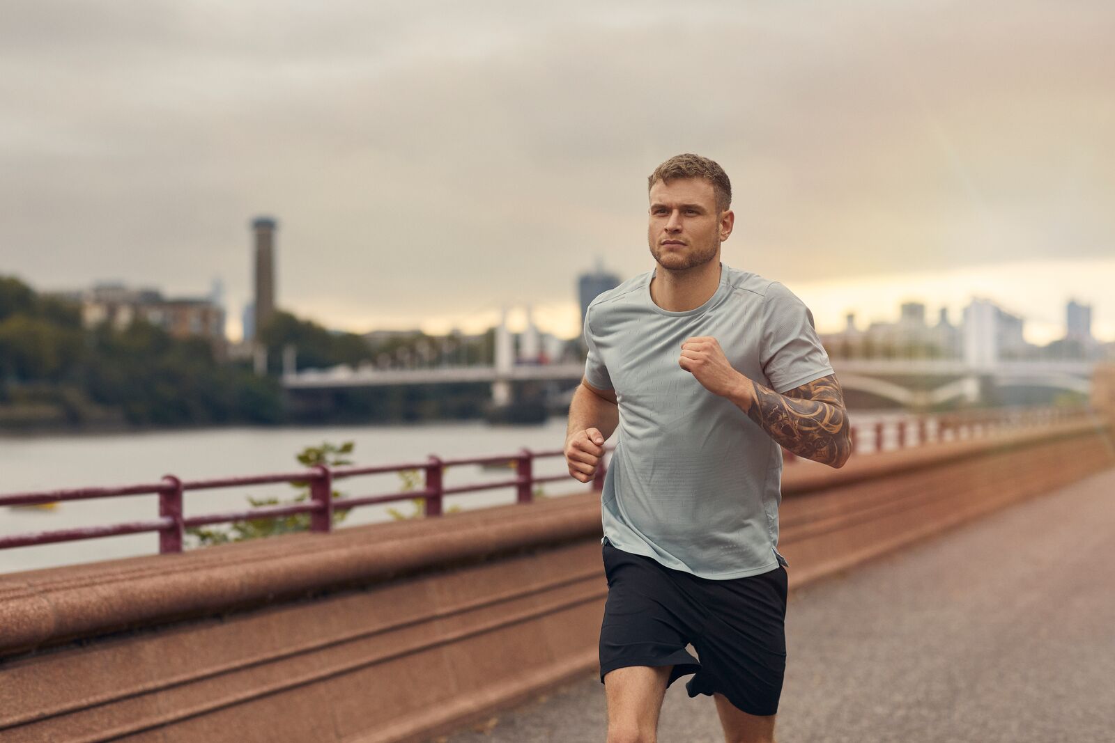 hombre corriendo al aire libre
